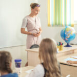 W szkołach brakuje nauczycieli. Czy to dobry moment, żeby wybrać studia pedagogiczne?