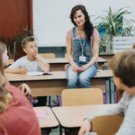 Bez ocen i porównań: jak terapia pedagogiczna wspiera pewność siebie dziecka?